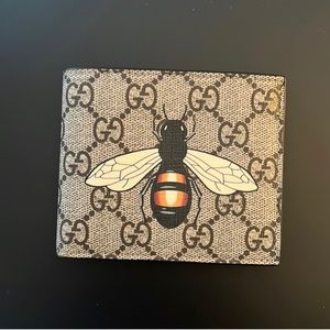 GUCCI GG SUPREME BEE WALLET